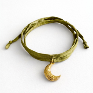 Maan – zijden wikkelarmband (olijfgroen)